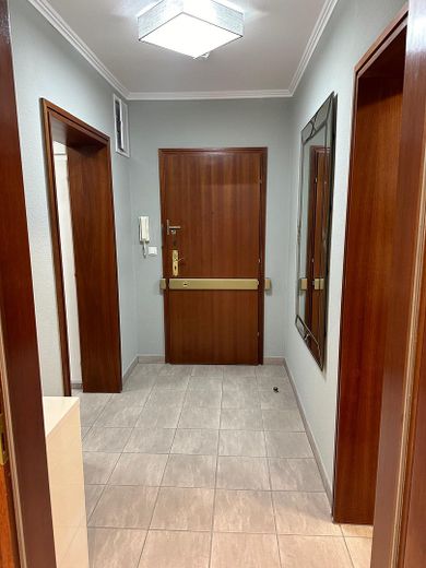 22399 HH-Poppenbüttel: Sehr schöne, helle, uneinsehb., möbl.  Whg., Blick über Alstertal – Eingangsbereich