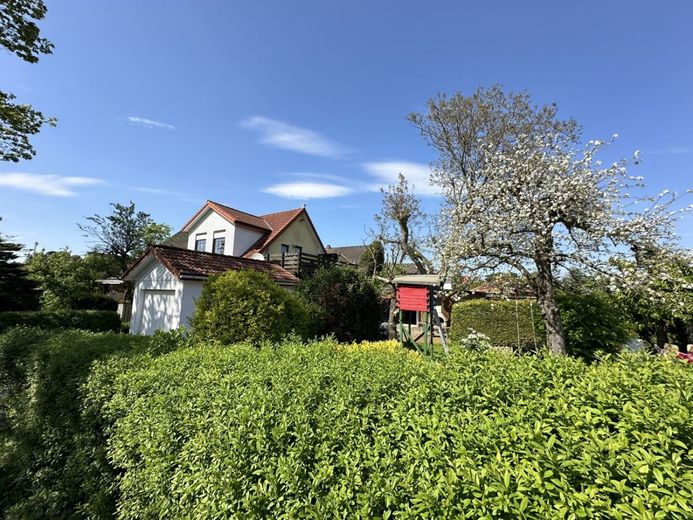Zweifamilienhaus (vermietet - ca. 6,4 % Rendite) in ruhiger und dennoch zentraler Lage von Langen – Gartenansicht