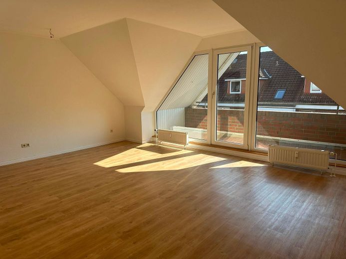 Renovierte 3-Zimmer-Dachgeschosswohnung mit BALKON und EBK – Ansicht II: Wohnzimmer