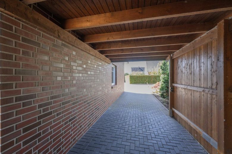 Young semi-detached house with carport in Friedrichsfehn – Carport
