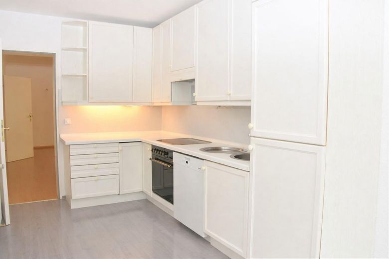 Menterschwaige: 3‑Zi.-Terrassenwohnung (117 m²) mit 200 m² Garten & TG – möbliert oder unmöbliert – Küche1