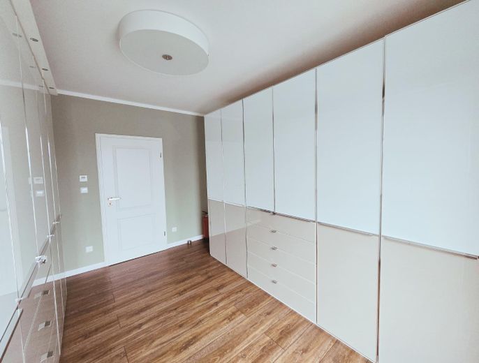 ​Arbeiten & Luxuriös Wohnen: Kernsaniertes Anwesen mit 114 m² Gewerbe-Areal & Autarkie-Technik – Ankleide