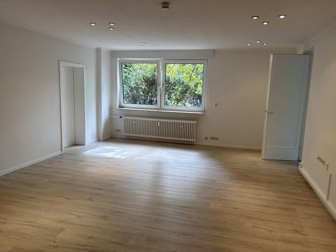 Renovierte und attraktive 4-Zimmerwohnung in top Lage! U.S. Army personnel are welcome! – Wohnzimmer Ansicht 1