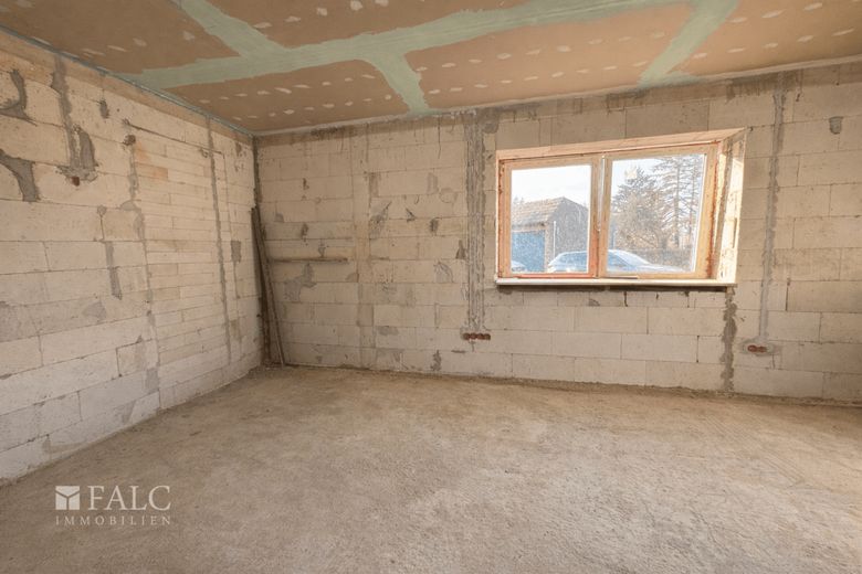 Dassow: Große Doppelhaushälfte mit Werkstatt, Scheune, 3 Garagen und 2.589 m² Grundstück – Rohbau