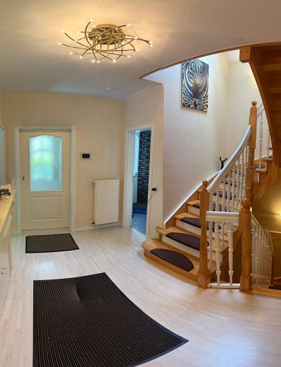 Casa unifamiliar de elegancia atemporal con tecnología de última generación - Lichtenrade – Flur mit Holztreppe