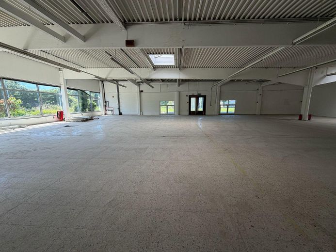 Lager-/Produktionshalle mit optimaler Erreichbarkeit (Kreuz B428/B65) – Foto 2