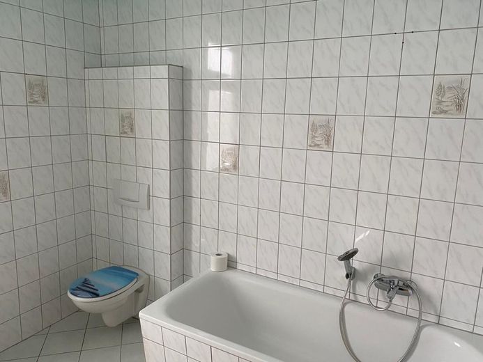 Wohnung in einem freundlichen Haus – Wannenbad