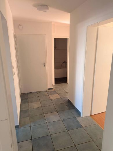Stuttgart-Büsnau’nun en iyi konumunda çok yönlü çok aileli ev! Hemen taşınmaya hazır ve komisyonsuz! – EG - Flur