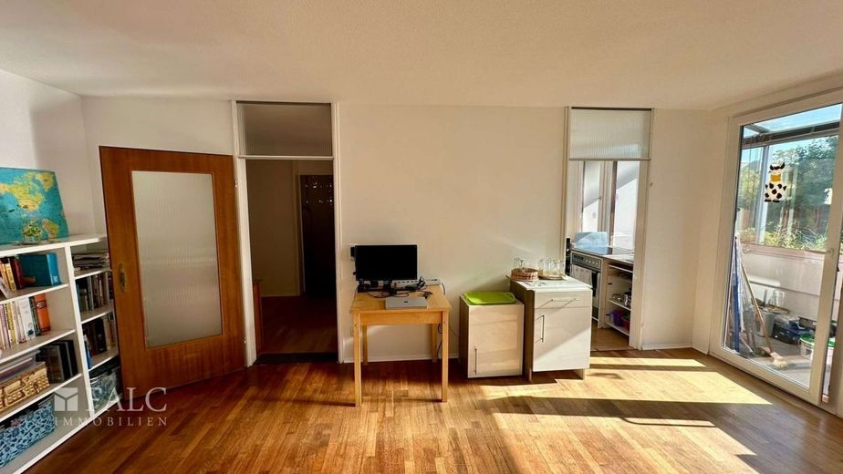 Helle 2-Zimmer-Wohnung mit großzügigem Wintergarten in Augsburg-Lechhausen – Wohnen Blick Küche
