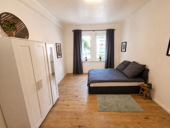 Möbliertes 22 m² WG-Zimmer – Frauen-WG in Düsseldorf-Heerdt– ruhig & hochwertig – Zimmer Straßenseite 1.OG