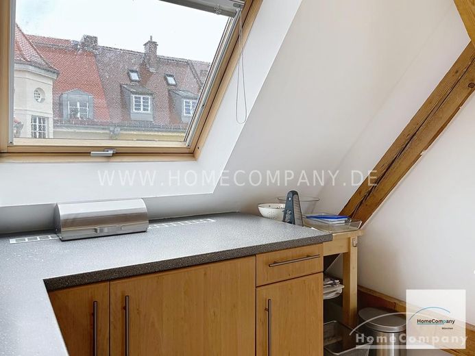 Helle, modern möblierte 1,5-Zimmer-Dachgeschoss-Maisonette-Wohnung mit Südbalkon in Schwabing – 058b57828339e18ed945aa3e1687500f47975258.jpg