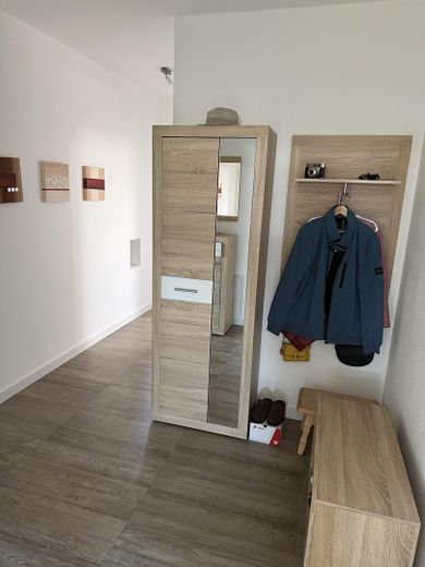 ETW mit gehobener Ausstattung und Fernblick in beliebtem Wohnviertel von Hengersberg – Flur
