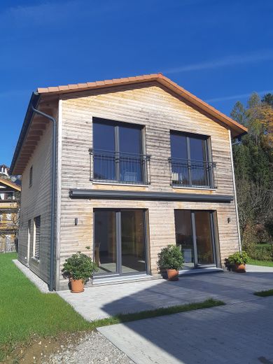SENZA PROVVIGIONE: Moderna casa in legno "a basso consumo energetico A+" su terreno in enfiteusi nella splendida regione del Chiemgau – Holzhaus Südwestansicht