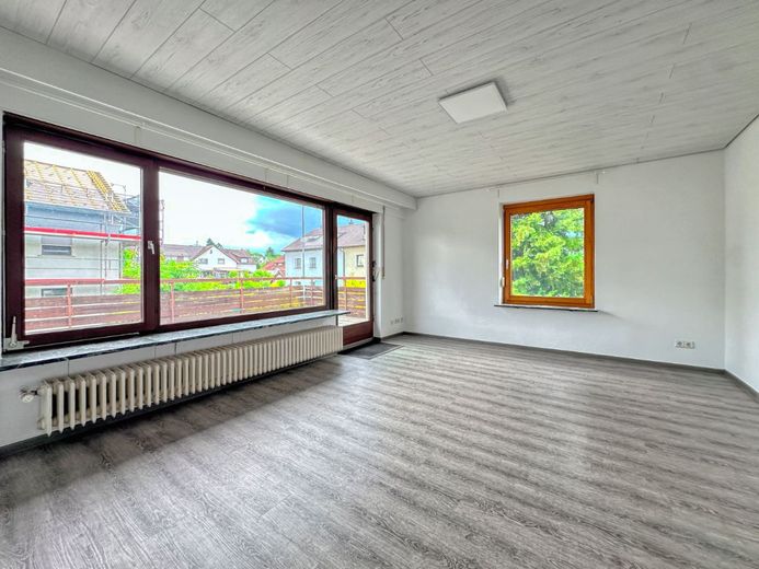 WOHNEN, VERMIETEN, GESTALTEN - Sofort verfügbares 3-Familienhaus in ruhiger Lage von Steinhaldenfeld – Wohnzimmer OG