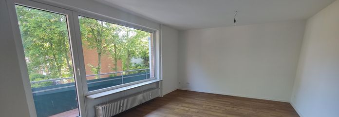 Wohnzimmer mit Balkon