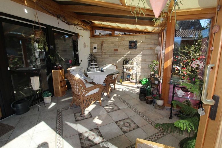Individuelles, ruhiges Einfamilienhaus mit Einliegerwohnung, Wintergarten, Kamin, Vollkeller&amp; Garage – 12 - Wintergarten mit Beschattung