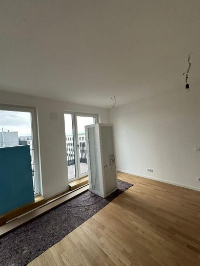 Penthouse Wohnung mit Dachterrasse EBK und E-Tiefgaragenstellplatz – Wohnzimmer