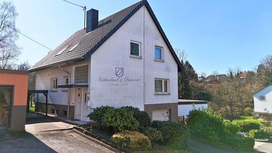 Freistehendes 1-2 Familienhaus in zentrums-und naturnaher Lage, sofort nutzbar – Hausvorderseite