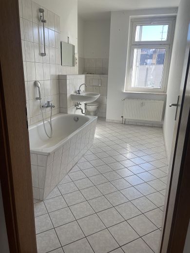 Helle, großzügige 3-Zimmer-Wohnung mit Balkon, Aufzug und Hofstellplatz in Leipzig-Volkmarsdorf – Wannenbad