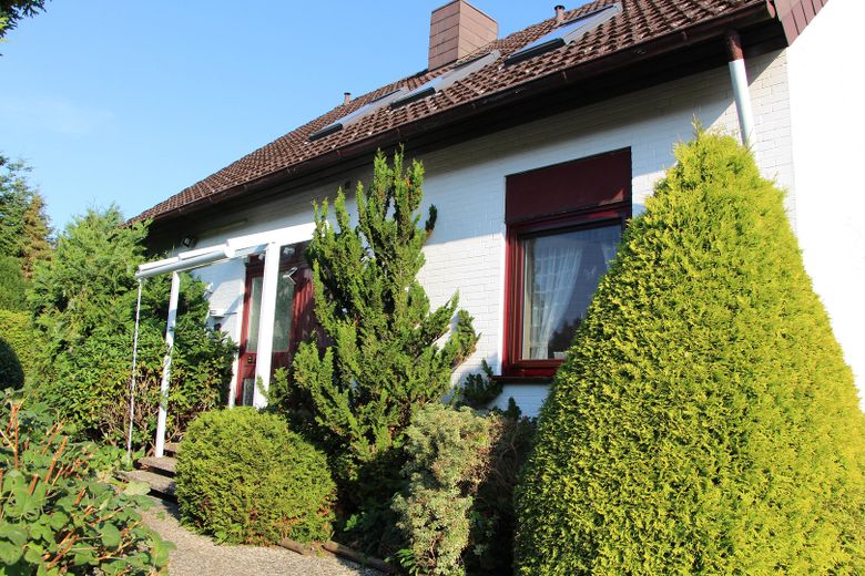 Großzügiges Einfamilienhaus mit vermietetem Obergeschoss – Foto 3