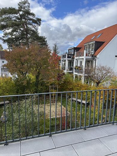 NEUWERTIGE VILLENWOHNUNG | SÜD/WEST | 2 BALKONE | GRÜNBLICK | EBK + MAẞ-EINBAUTEN + SMART HOME – Blick vom Westbalkon im Herbst