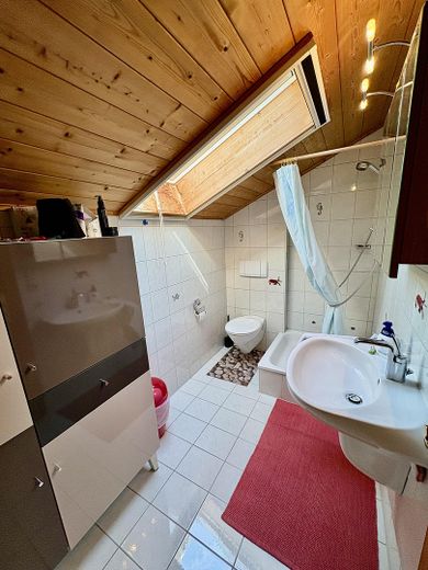 Gepflegtes Reiheneckhaus in ruhiger Lage – Badezimmer im Dachgeschoss