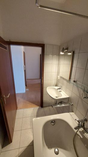 Sonnige 2-Zimmer Altbauwohnung mit Flair und viel Potential – Badezimmer