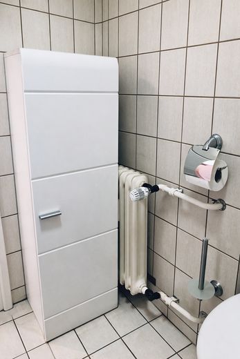 Provisionsfrei: Möbliertes Apartment mit Loggia im Heusteigviertel – Bad