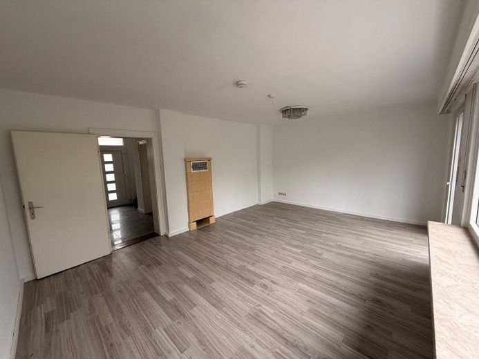Reihenhaus mit Garten & Dachausbau-Potenzial – 4 Zimmer, provisionsfrei | Goslar - Georgenberg – Wohnzimmer
