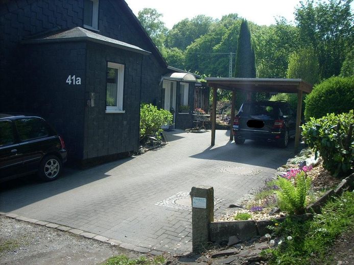 Einzigartige Lage! Freistehendes Einfamilienhaus am Waldesrand – Hof/Carport