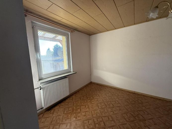 Dieses Einfamilienhaus ist in Massivbauweise mit viel Nebengebäude – Bild 8