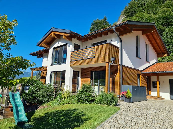 Detached house designed for two generations with mountain views in a sunny location – PRIVATE SALE – Blick von der Zufahrt