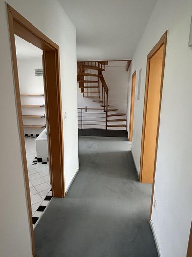 Helles, freistehendes Einfamilienhaus mit großem Garten in Bad Nauheim – Nieder-Mörlen – Flur und Bad, Obergeschoss