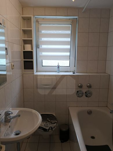 Badezimmer mit Fenster