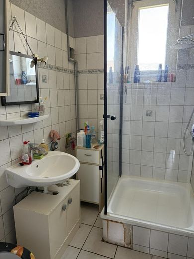 7,2 % Rendite in Kernstadtlage – Renovierungsbedürftig und vermietet – Badezimmer