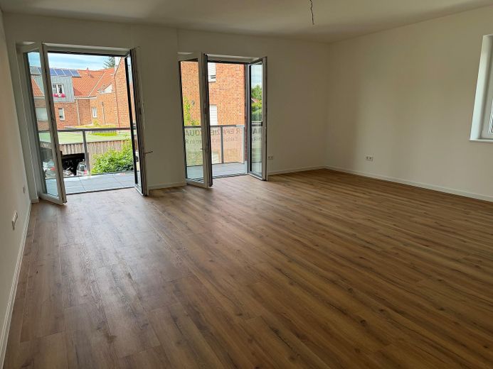 Komfortwohnen im Neubau mit Aufzug, Tiefgarage und Kühlung – Wohnzimmer 