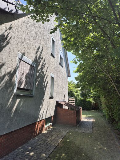Dorfidyll im Grünen, stadtnah und doch auf dem Land – Hausansicht Westen
