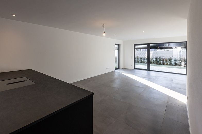 Stilvolle Neubau-DHH / Jetzt letzte Einheit sichern – Wohn-, Essbereich / Musterhaus