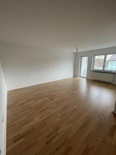 Helle 3 ZKB-Wohnung mit Balkon und Abstellraum in Bensheim – Wohnzimmer mit Balkon
