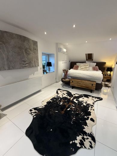 Casa rural con factor WOW: grandes naves, jardín de ensueño y cocina exterior de lujo – Foto 7