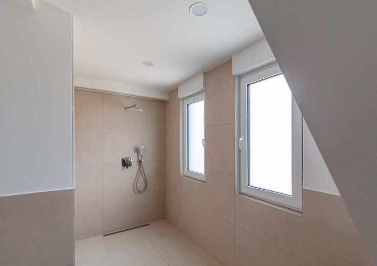 PROVISIONSFREI – Traumhafte Galerie-Wohnung im Erstbezug am Dorfplatz von Augsburg-Inningen – Badezimmer