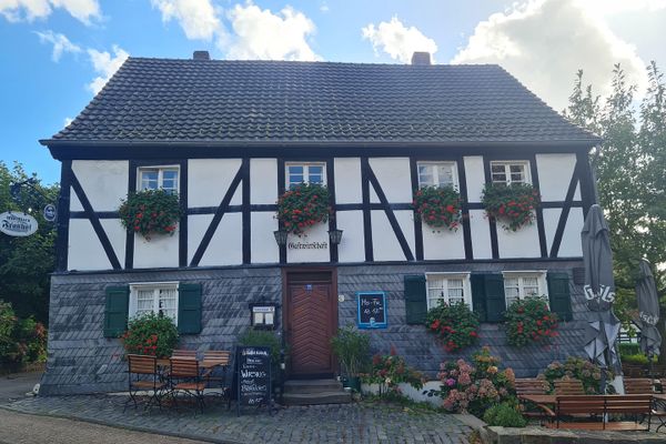 Historisches Fachwerk-Ensemble (Haupthaus + Nebengebäude + 2 Garagen)
