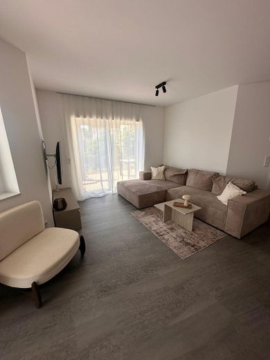 Moderne Neubau-Wohnung mit Einbauküche, Loggia + Terrasse! – Foto 5
