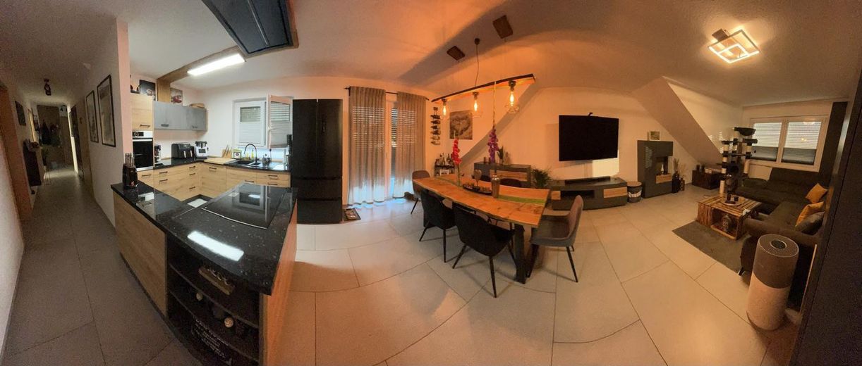wunderschön geschnittene, lichtdurchflutete 3 Zi. DG- Wohnung – Wohn- Essbereich