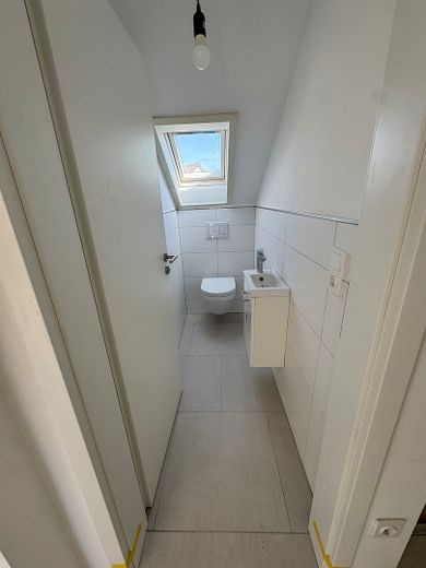 Erstbezug nach Kernsanierung: Moderne 3-Zimmer-Dachgeschosswohnung mit neuer Einbauküche – WC