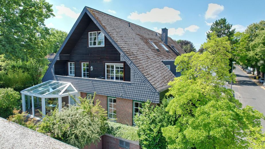 Großzügiges Haus in bester Wohnlage in Köln-Müngersdorf provisionfrei von Privat – Straßenansicht