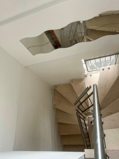 Freistehendes Einfamilienhaus mit Südgarten, großzügiger Garage & ausgebautem Dachgeschoss – Treppenhaus