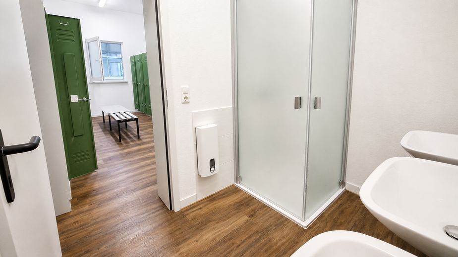 Eigenständige, hochwertige Gewerbeeinheit mit Halle, Büros & Galerie – direkt an der B12 – 18_Halle_OG_Umkleide_Dusche_Wa
