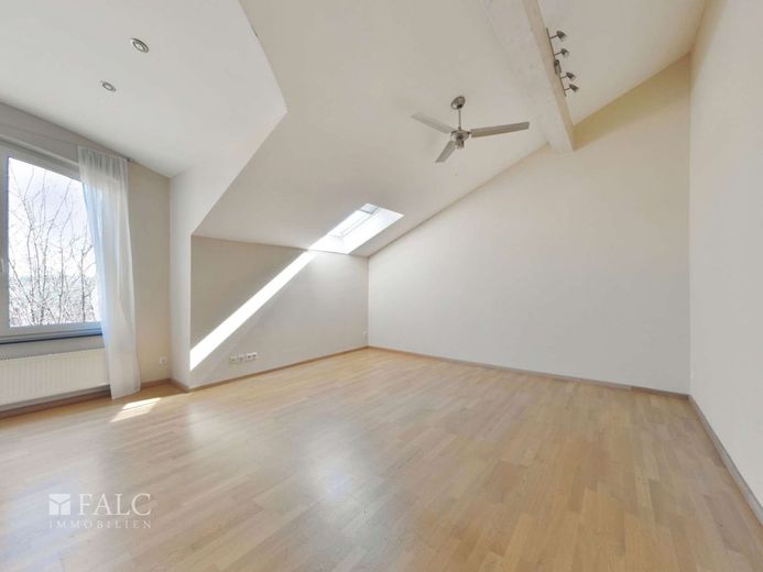 96 m² Wohnkomfort: Helle 4-Zimmer-Wohnung mit Balkon und Extras – Wohnzimmer