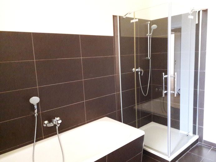 Bad mit Wanne und Dusche